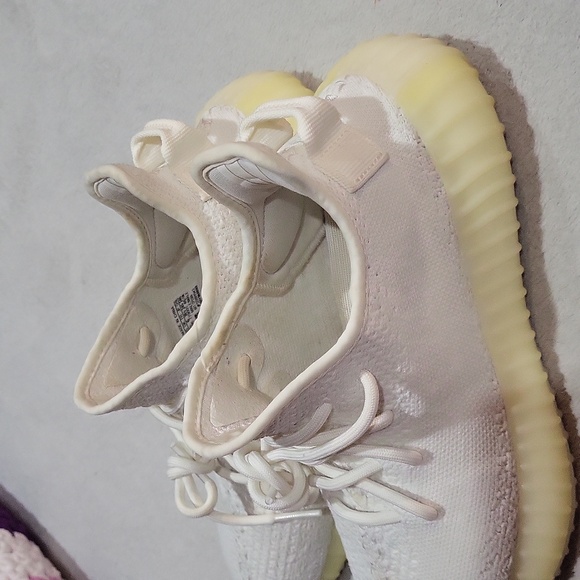 Yeezy Boost 350 V2 Sneakers - Picture 15 of 16